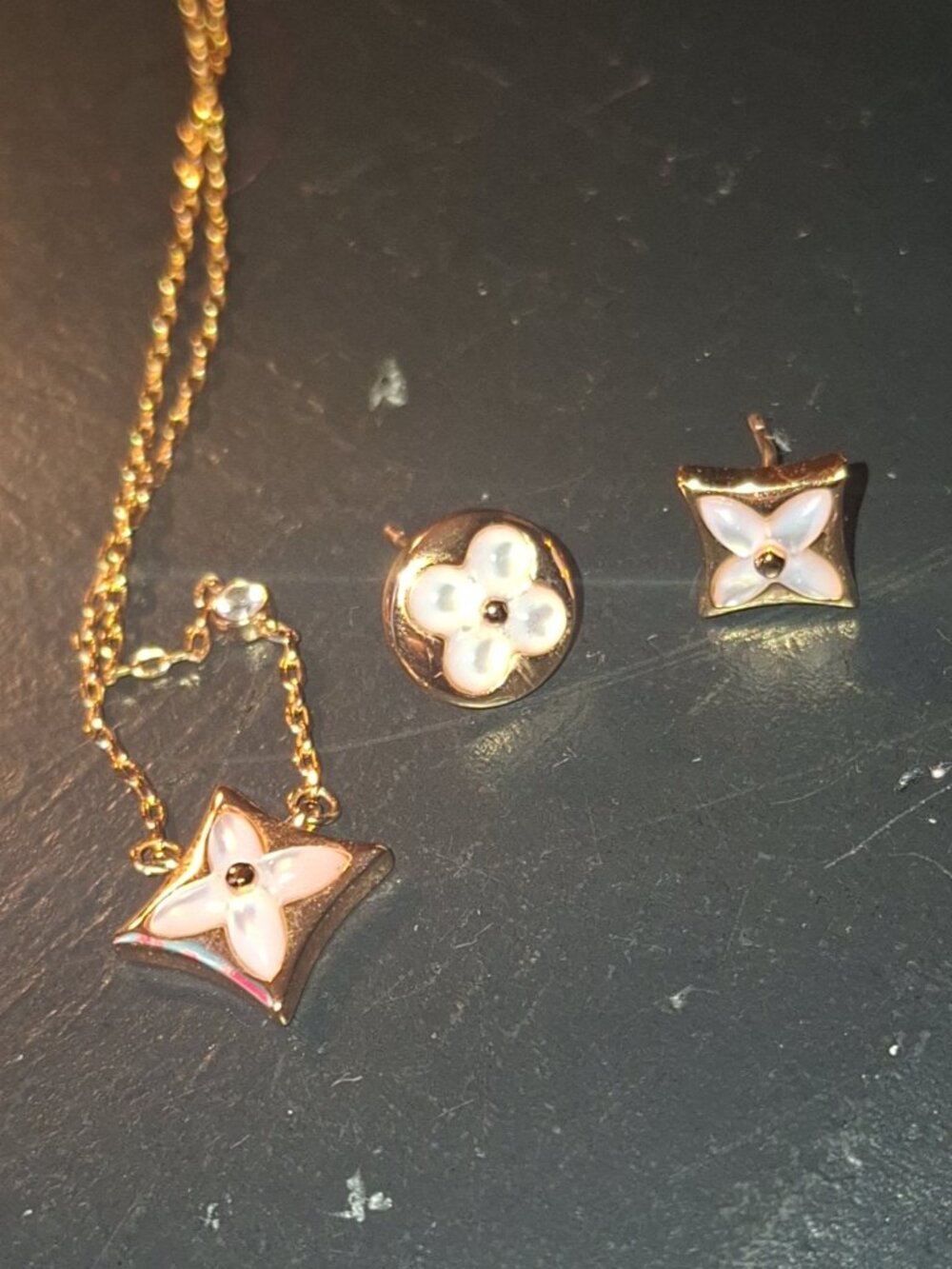 Louie Vuitton Necklace 18k
